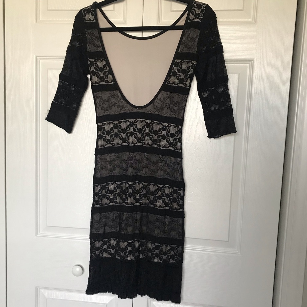 Backless Lace Dress - Picture 3 of 4